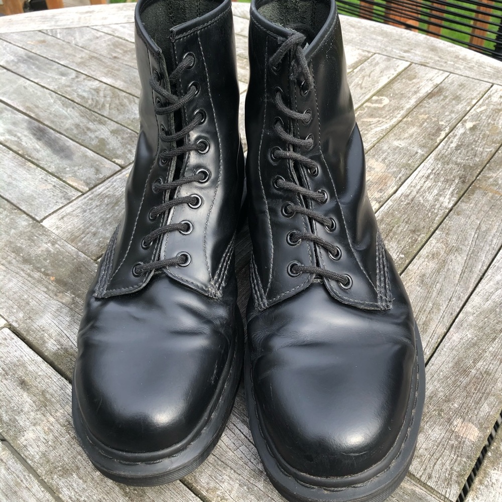 Dr Martens 8 hole all black boots